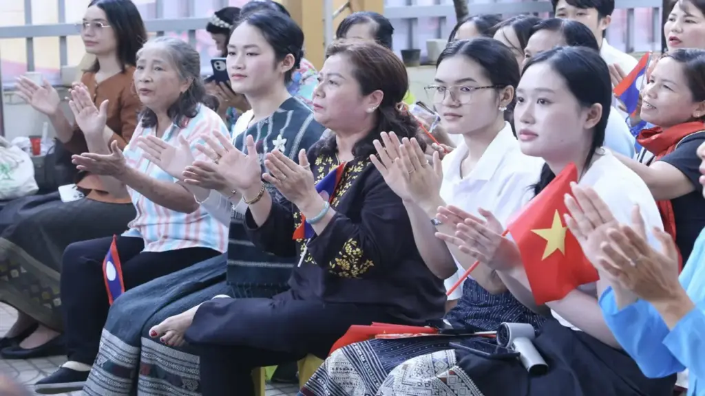 Thắt chặt tình hữu nghị Việt Nam - Lào - Campuchia từ những mái nhà chung