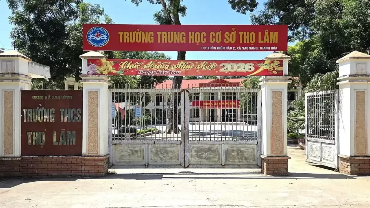Thầy giáo tiếng Anh mất việc vì 'tuồn' đề thi cho lớp học thêm