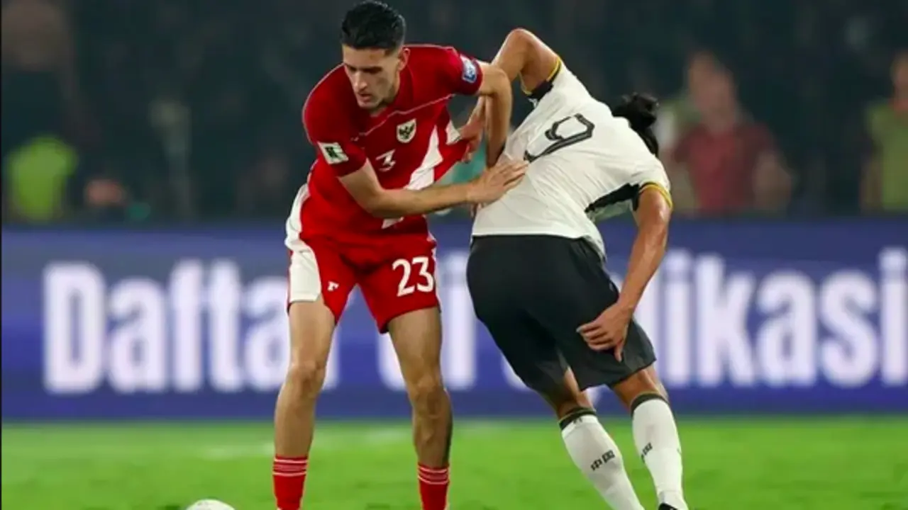Thầy Kim lấy sổ ghi chép mọi số liệu các đối thủ tại AFF Cup, ai đáng sợ nhất?