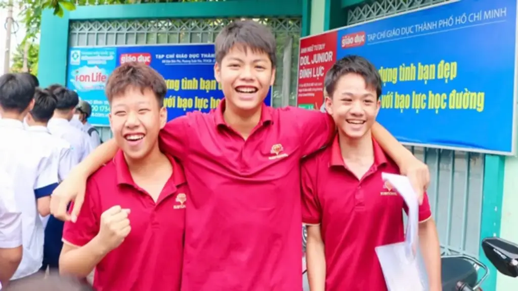 Thi lớp 10 môn toán: Thí sinh tự tin đạt điểm cao, phụ huynh thưởng lớn