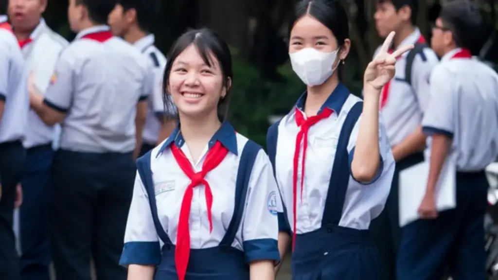 Thi lớp 10 TP.HCM: Thầy cô dậy sớm điểm danh, sẵn sàng viết thay sĩ tử
