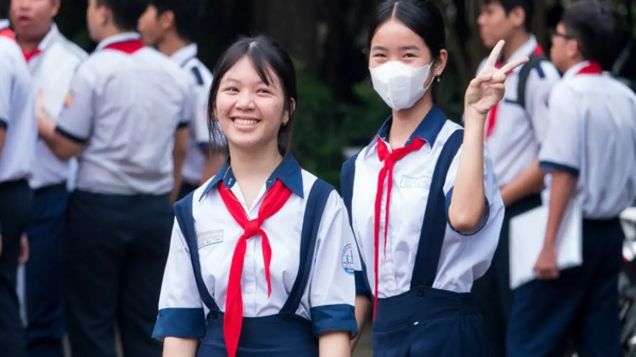 Thi lớp 10 TP.HCM: Thầy cô dậy sớm điểm danh, sẵn sàng viết thay sĩ tử