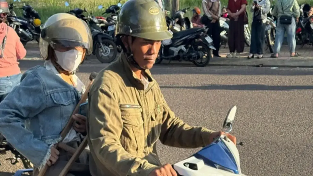 Thí sinh 39 tuổi chống nạng đi thi tốt nghiệp THPT, chồng ngày ngày đưa đón