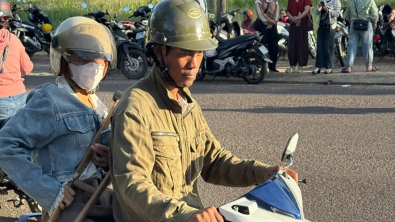 Thí sinh 39 tuổi chống nạng đi thi tốt nghiệp THPT, chồng ngày ngày đưa đón