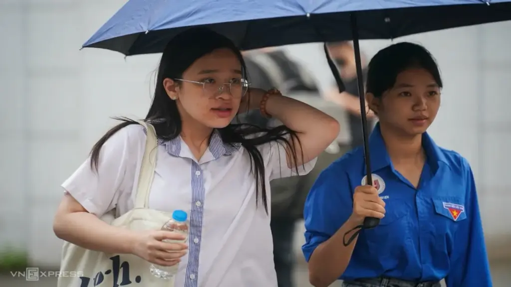 Thí sinh đến trường thi tốt nghiệp hai môn cuối