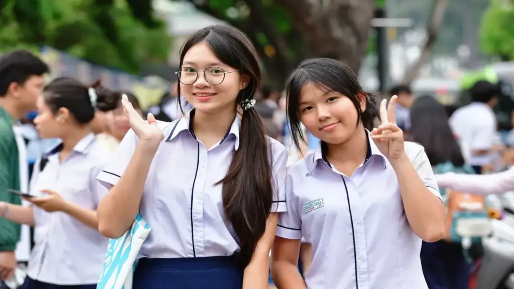 Thí sinh tươi rói sau giờ tiếng Anh, nhiều em tự tin lấy điểm 10