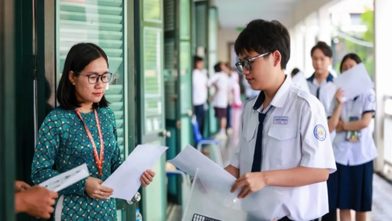 Thi tốt nghiệp THPT 2026 sáng nay: Môn tự chọn nào thí sinh đông nhất?