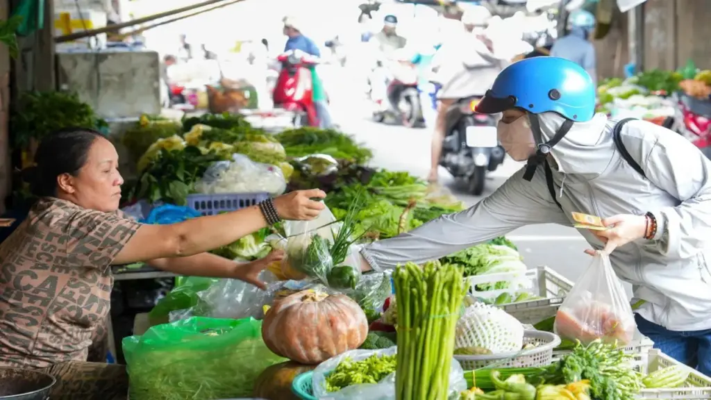 Thị trường TP.HCM ngày 25-6: Mưa nhiều khiến giá nhiều loại rau củ tăng