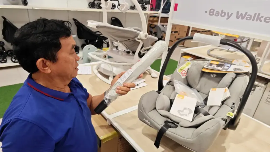 Thị trường TP.HCM ngày 30-6: Ghế trẻ em trên ô tô 'loạn giá' trước giờ quy định có hiệu lực