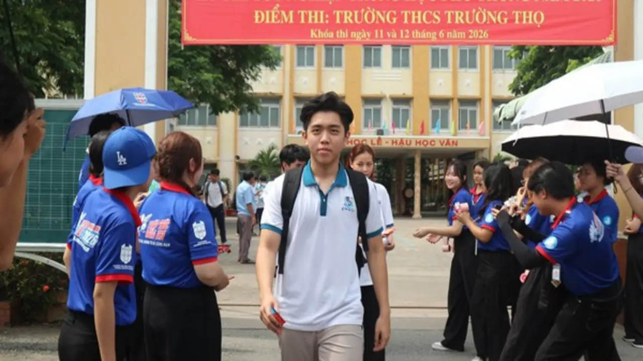 Thi xong tốt nghiệp THPT, nam sinh lao ra cổng làm cú 'siu' như Ronaldo