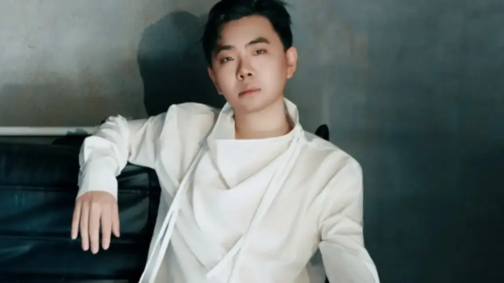 Thiếu gia nhà Biti's ra sao khi vào showbiz?
