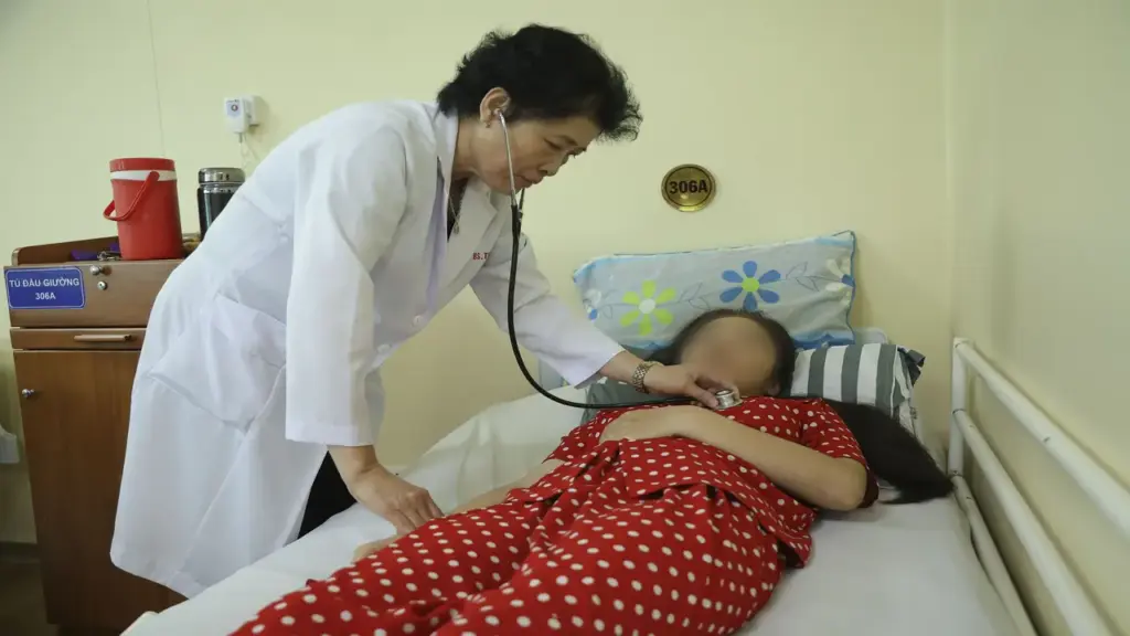 Thiếu nữ 17 tuổi nhập viện vì đau bụng, phát hiện u nang xoắn 3 vòng