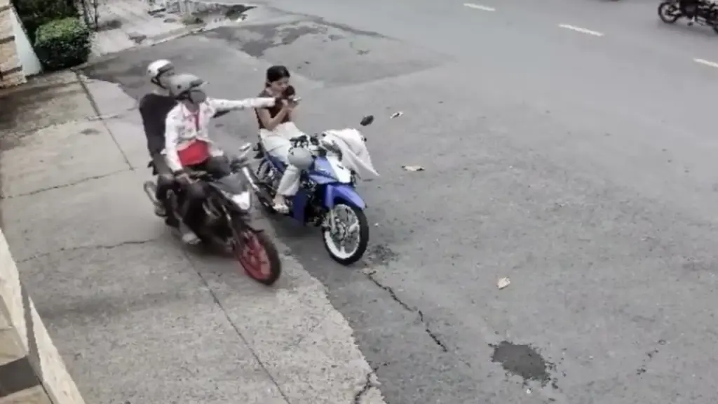 Thiếu nữ ngơ ngác khi bị giật điện thoại ở TPHCM