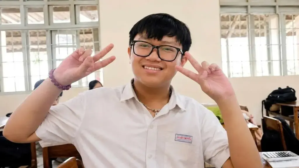 Thủ khoa với 'cú đúp' điểm 10 Toán đi học thêm mỗi ngày