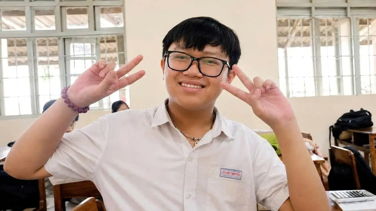 Thủ khoa với 'cú đúp' điểm 10 Toán đi học thêm mỗi ngày