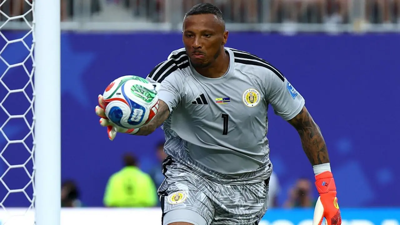 Thủ môn Curacao muốn được tạc tượng sau khi tỏa sáng ở World Cup