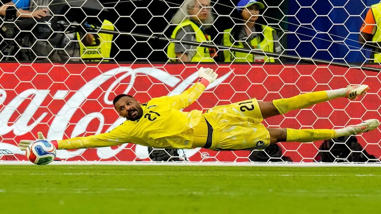 Thủ môn vô danh của châu Á gây sốc trước Argentina và Uruguay