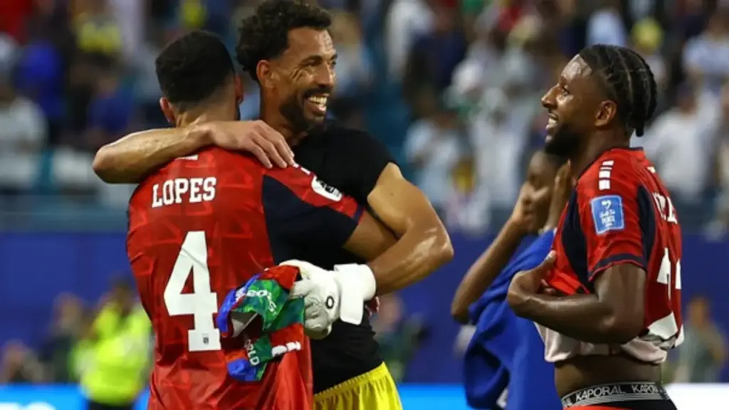 Thủ môn Vozinha, người hùng 40 tuổi của Cabo Verde lỡ cơ hội sang Brazil