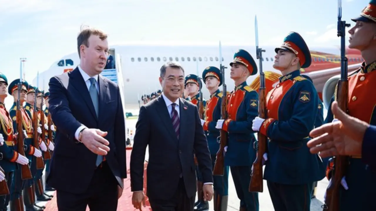 Thủ tướng đến Kazan, bắt đầu chương trình tham dự Hội nghị cấp cao ASEAN - Nga
