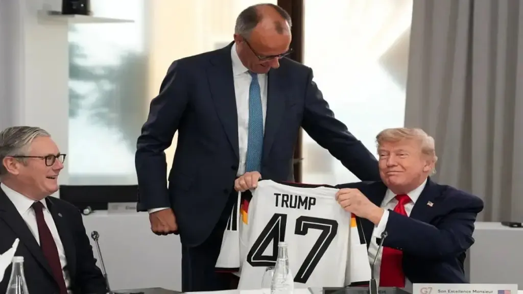 Thủ tướng Đức tặng áo đấu cho Tổng thống Trump
