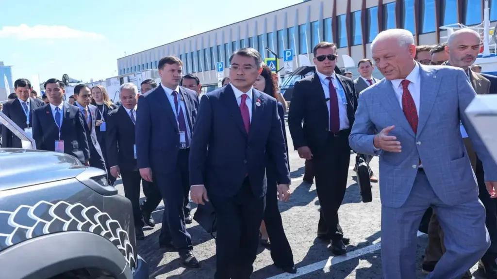 Thủ tướng Lê Minh Hưng xem các sản phẩm công nghiệp mũi nhọn của Tatarstan