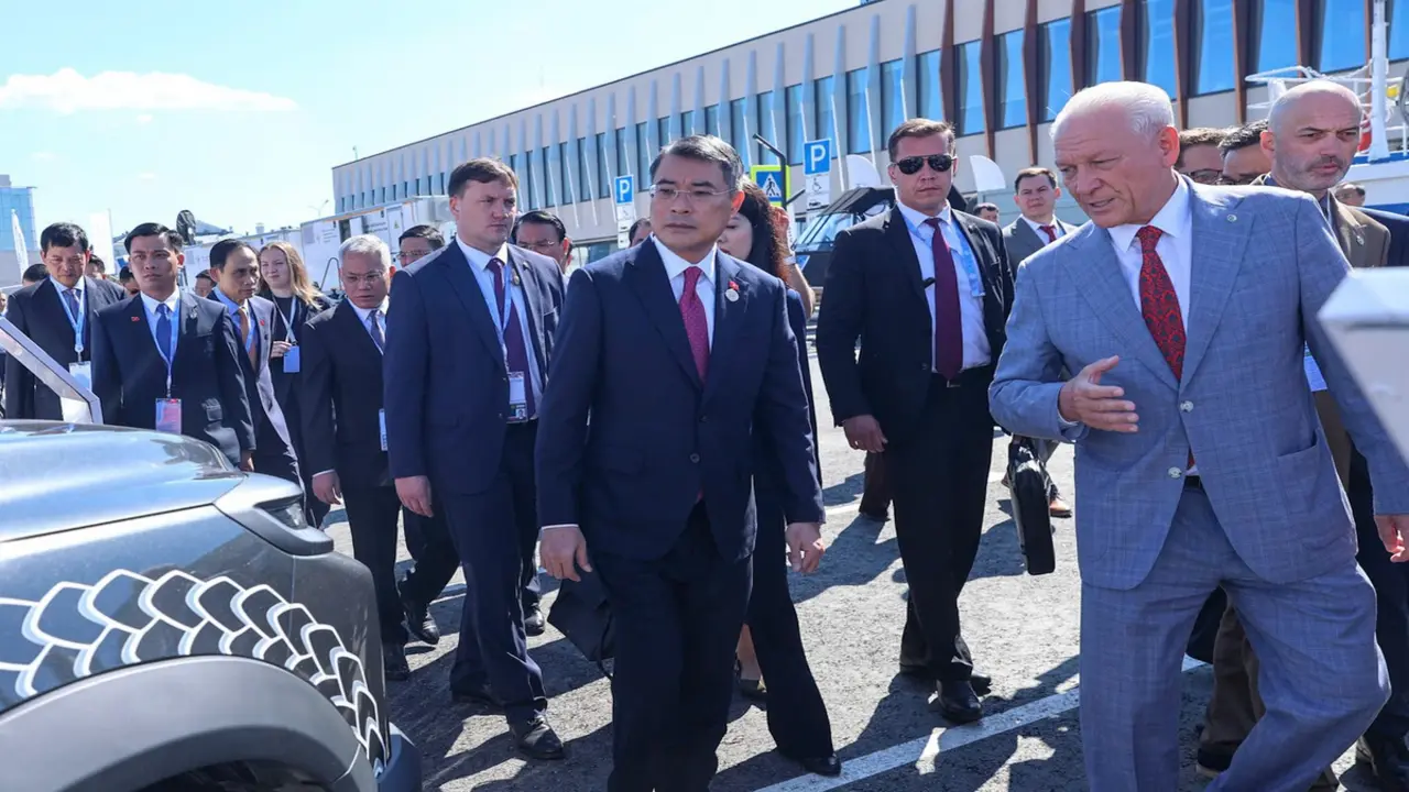Thủ tướng Lê Minh Hưng xem các sản phẩm công nghiệp mũi nhọn của Tatarstan
