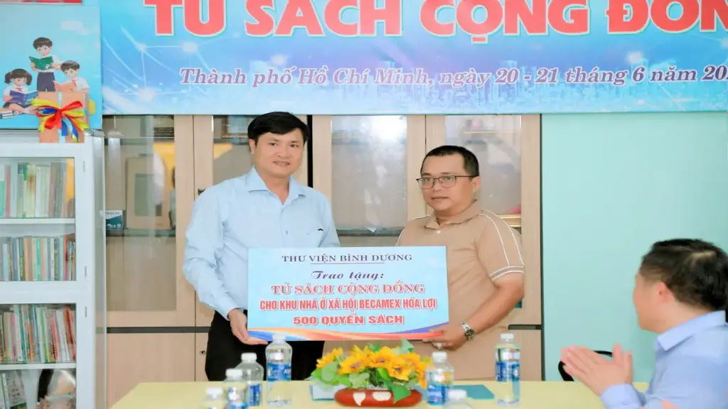 Thư viện Bình Dương trao tặng 3 “Tủ sách cộng đồng” cho người lao động