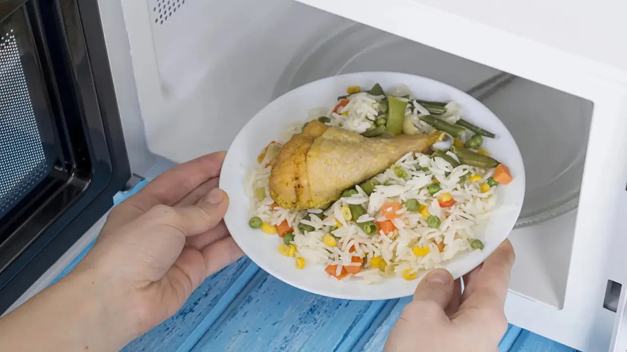 Thức ăn hâm nóng bằng lò vi sóng có gây ung thư?