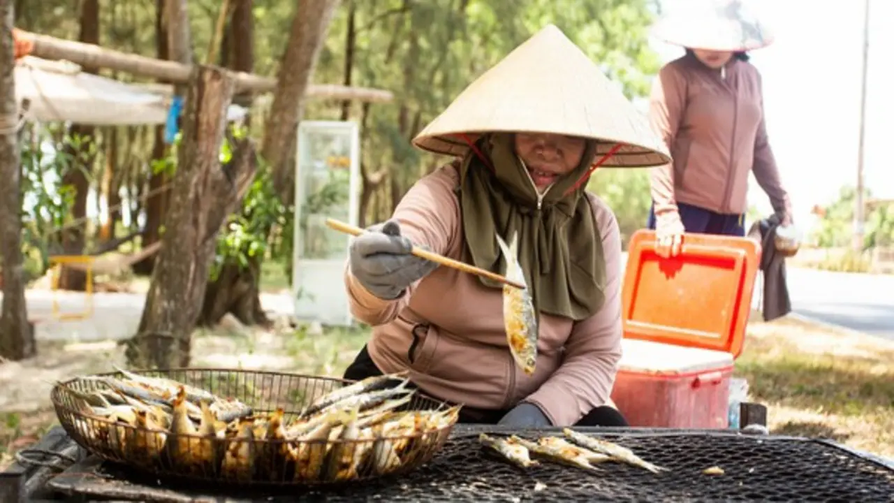 Thưởng thức cá trích nướng vừa rời bếp than ở biển Quảng Trị