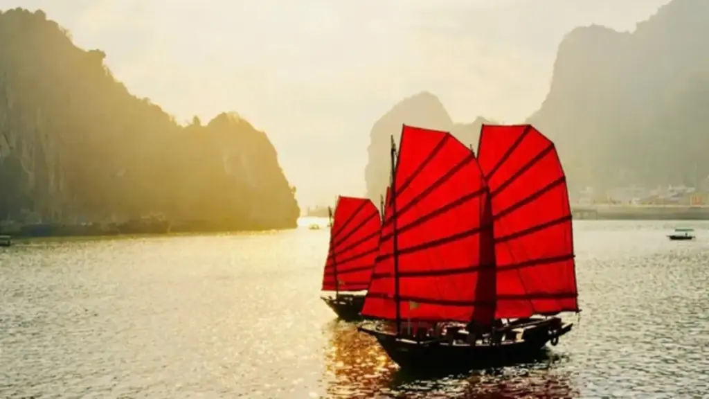 Thuyền buồm Hạ Long chính thức đón khách