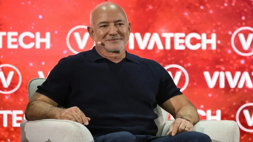 Tỉ phú Jeff Bezos: AI sẽ gây thiếu hụt lao động chứ không thay thế con người