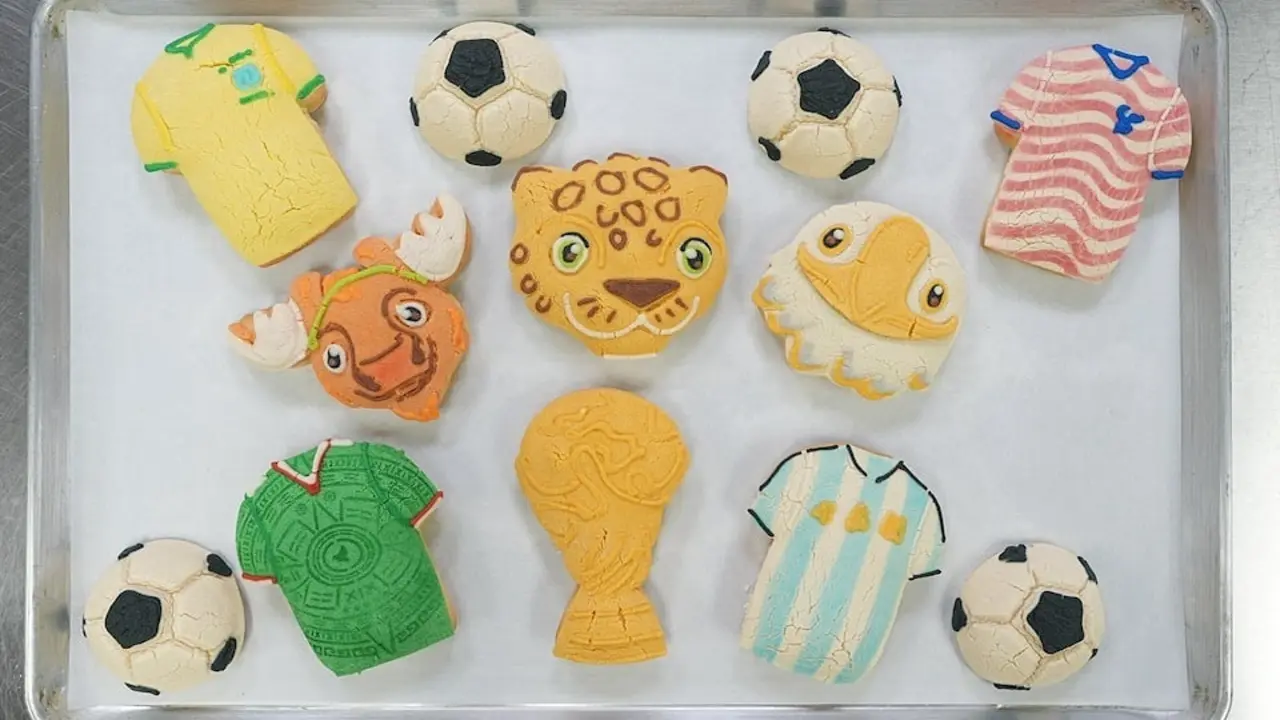 Tiệm bánh ngọt đắt khách vì tạo hình kiểu World Cup