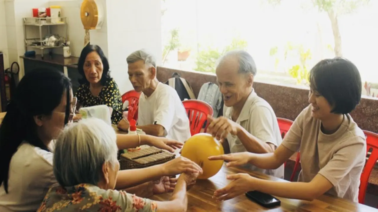 Tiếng hát ở viện dưỡng lão và lời dặn rưng rưng: ‘Nhớ ghé thăm các cụ nha!’