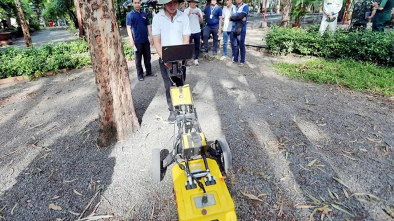 Tìm hài cốt liệt sĩ ở Công viên Lê Thị Riêng:: Dùng radar xuyên đất dò dấu tích