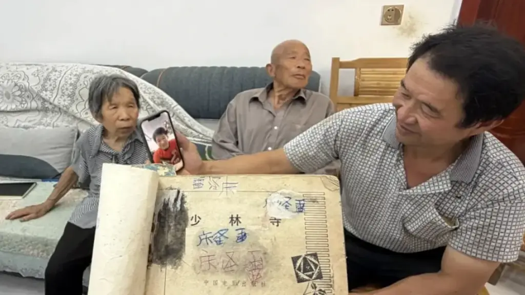 Tìm thấy người em sinh đôi sau 35 năm nhờ vết sẹo