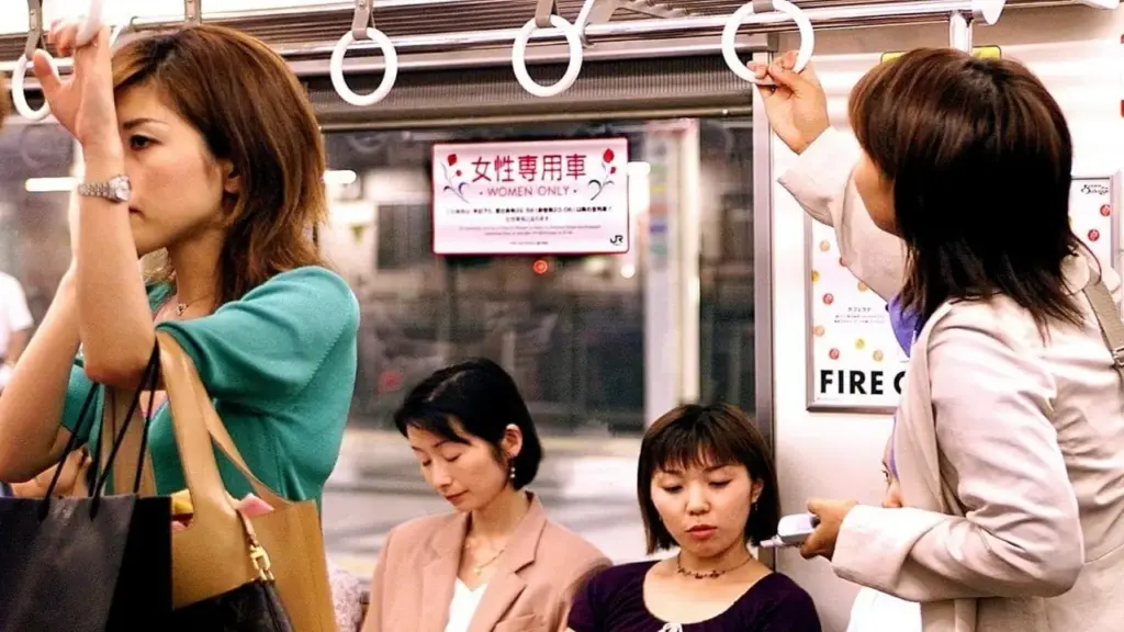 Toa tàu riêng - 'lá chắn' chống nạn sàm sỡ trên tàu điện Nhật Bản