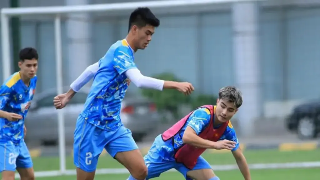‘Tòa tháp’ 1,95 m Quang Kiệt và ‘máy tạt bóng’ Tuấn Tài liệu có cơ hội ở đội tuyển Việt Nam?