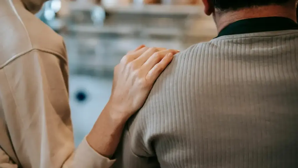 Tôi mất việc lương 20 triệu vì chăm bố nằm liệt giường