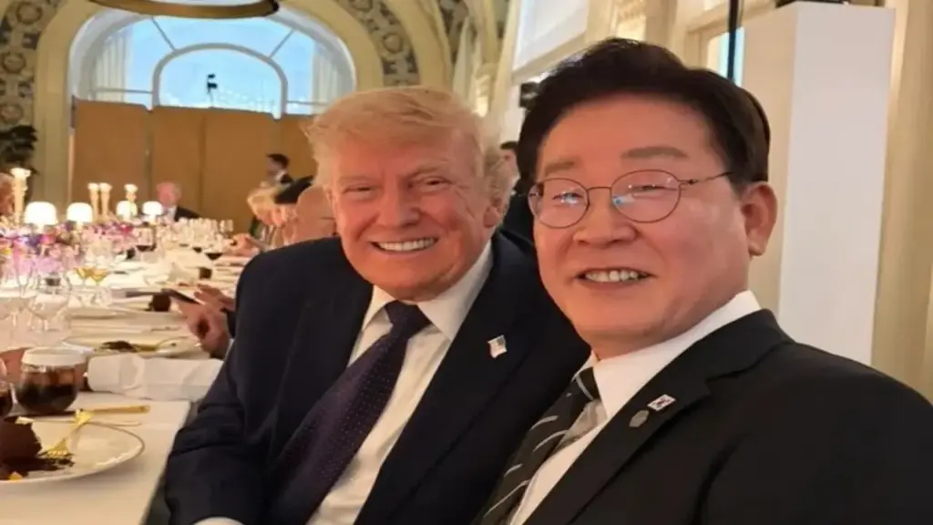 Tổng thống Trump tặng bút, mời lãnh đạo Hàn Quốc chơi golf