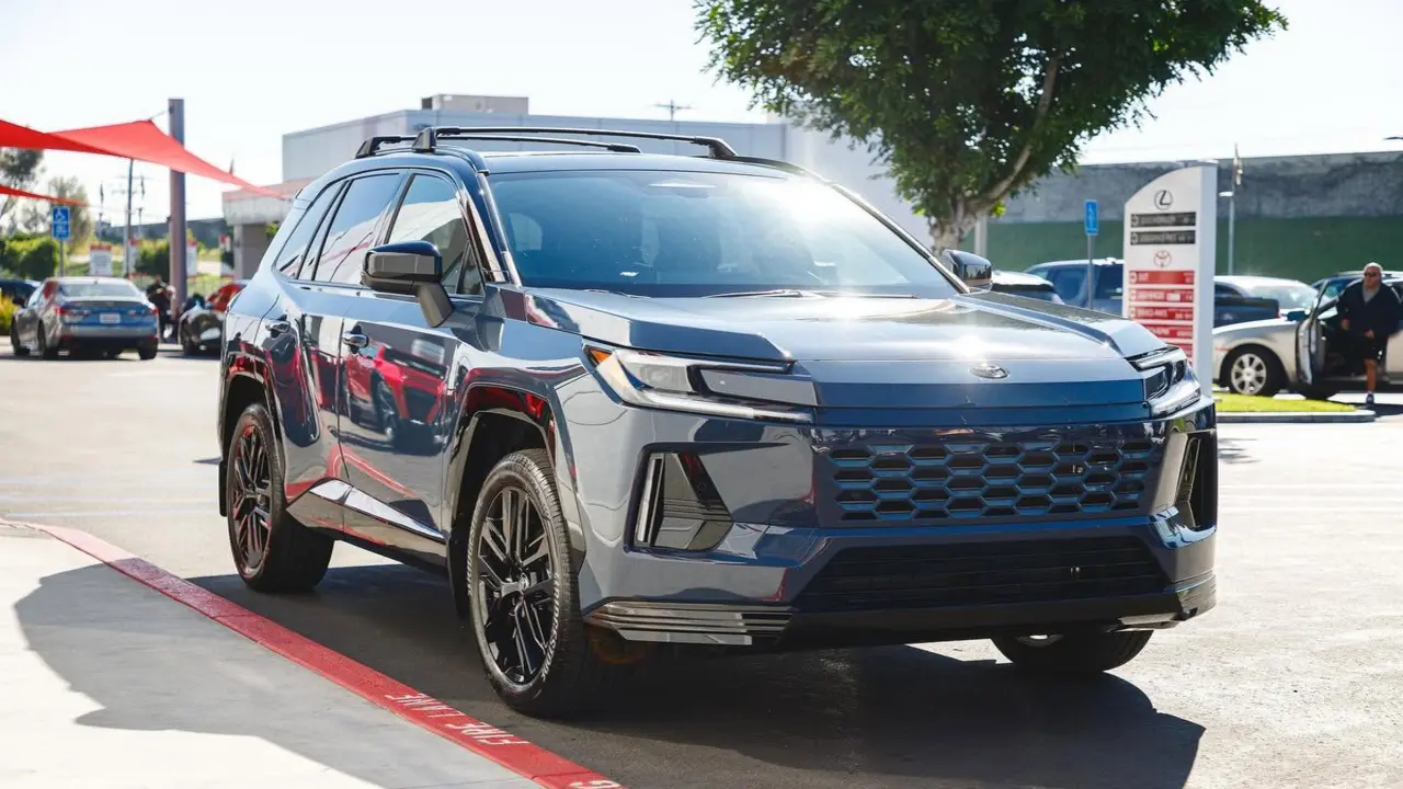 Toyota RAV4 'cháy hàng', xe chỉ nằm kho vài giờ