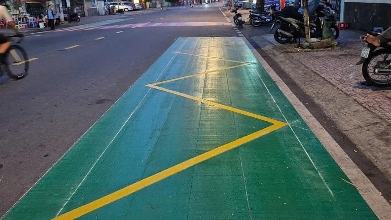 TP HCM sơn phản quang màu xanh tại điểm dừng xe buýt
