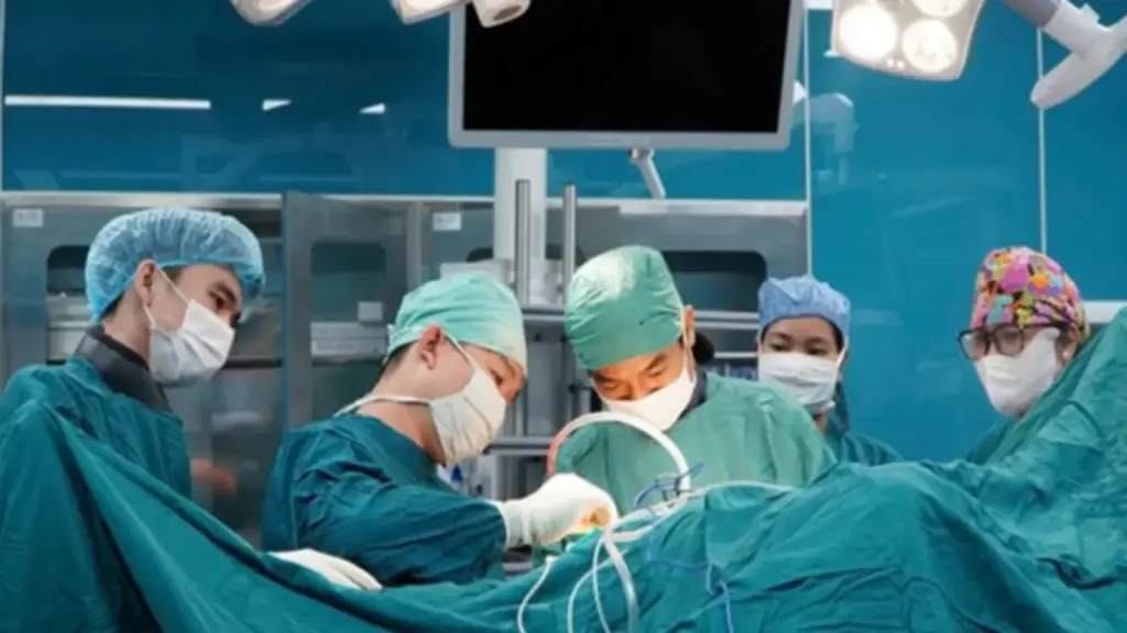 TP.HCM: 10 giờ nỗ lực cứu sống bé trai 11 tuổi bị xe cán qua người
