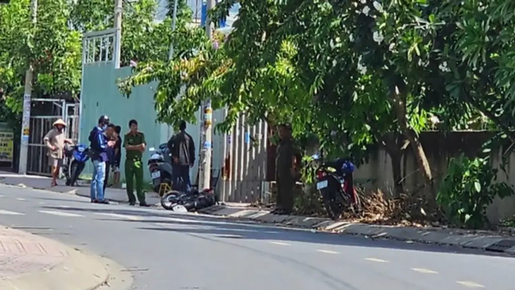 TP.HCM: Người đàn ông cầm xẻng tấn công 2 học sinh bị thương vong