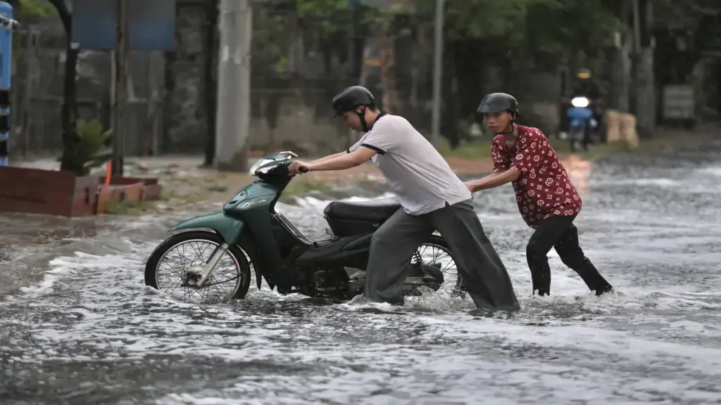 TPHCM và Nam Bộ ngày nắng nóng, chiều tối có mưa dông