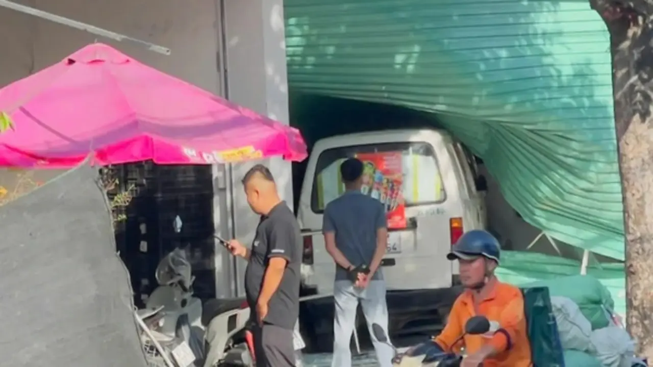 TP.HCM: Xe van lao lên vỉa hè, húc bung cửa cuốn cửa hàng sau tai nạn liên hoàn