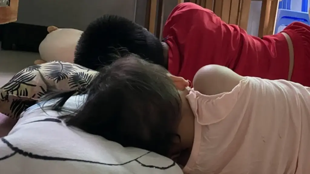 Tranh cãi chuyện cho con ngủ trễ dịp hè