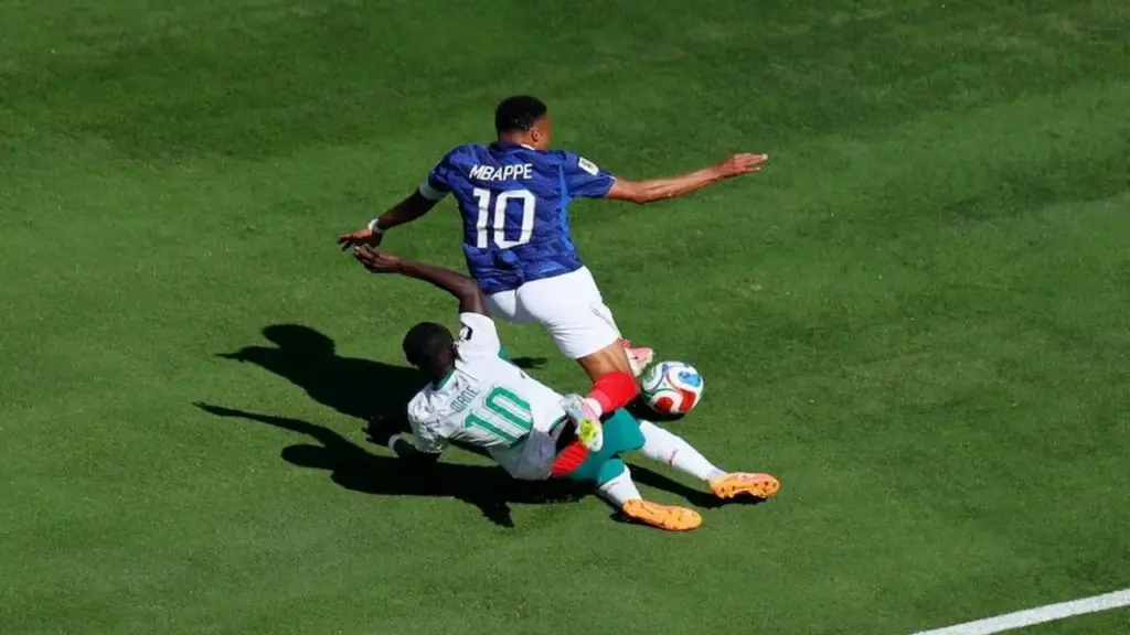 Tranh cãi nảy lửa khi trọng tài từ chối quả phạt đền, Mbappe bị oan?