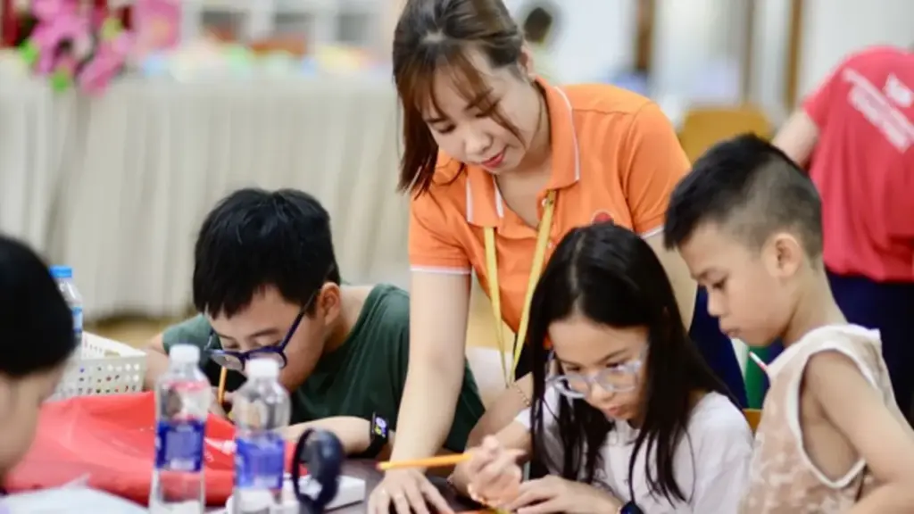 Trẻ em TP.HCM thích thú làm đồ thủ công miễn phí, quên cả ti vi và điện thoại