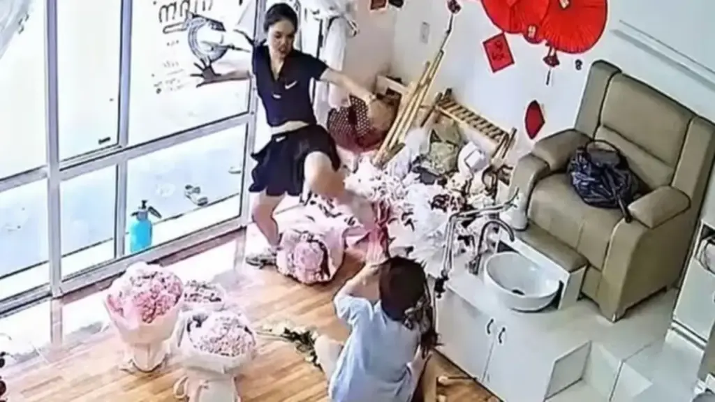 Triệu tập cô gái đánh người đến bất tỉnh ở Hưng Yên