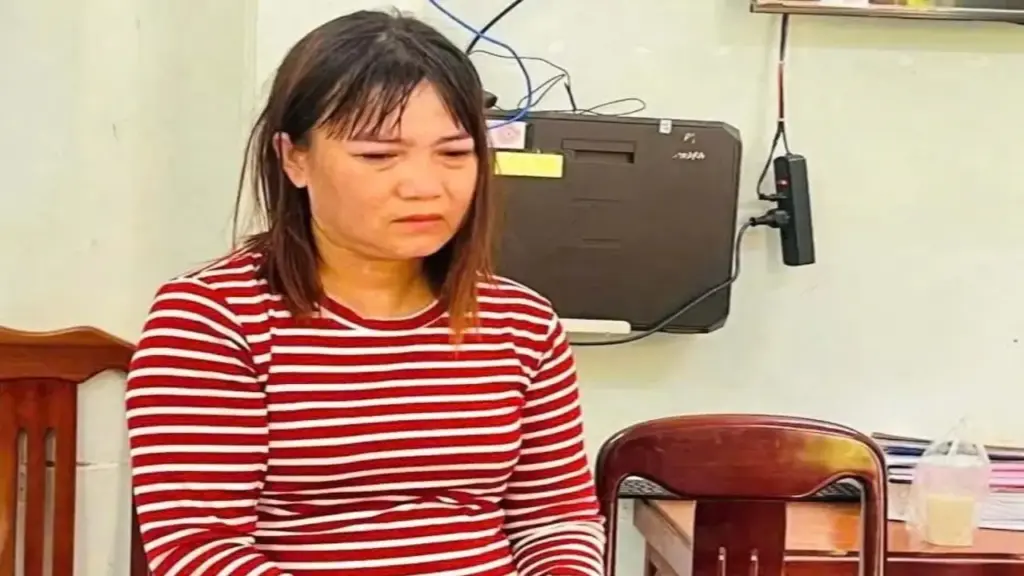 Trốn thi hành án tù, người phụ nữ bị áp giải vào trại giam